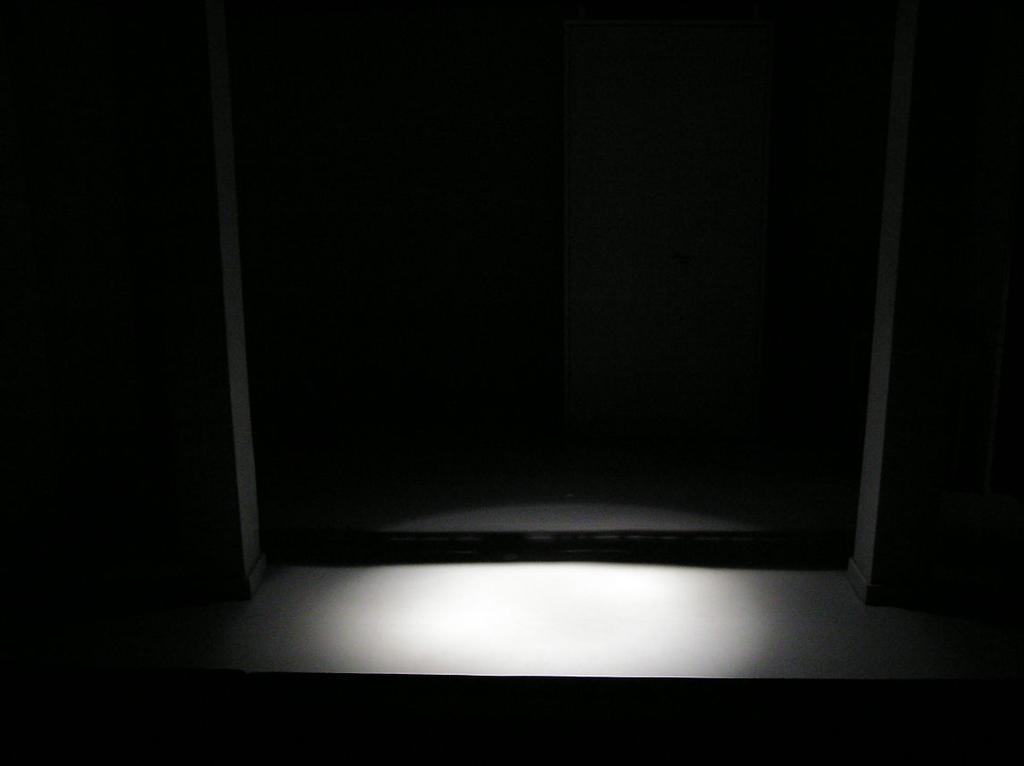 En skådespelare stående vid väggen ska ha ljus i ansiktet.