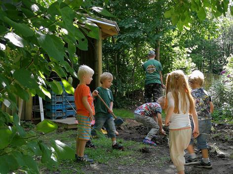 Allra först måste 10cm lager av gräs och jord