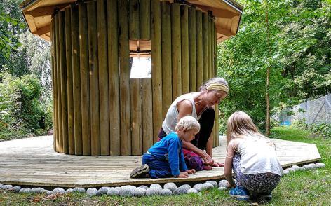 lägga runt på några sidor av scenen.