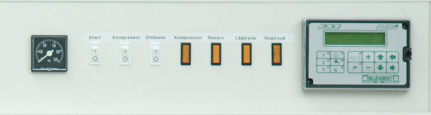 Manöverpanel Kretsschema med trefas köldbärarpump På manöverpanelen finns en manometer för drifttrycket i kollektorn, brytare för start, kompressor och el-tillsats, varningslampor för kompressorn och