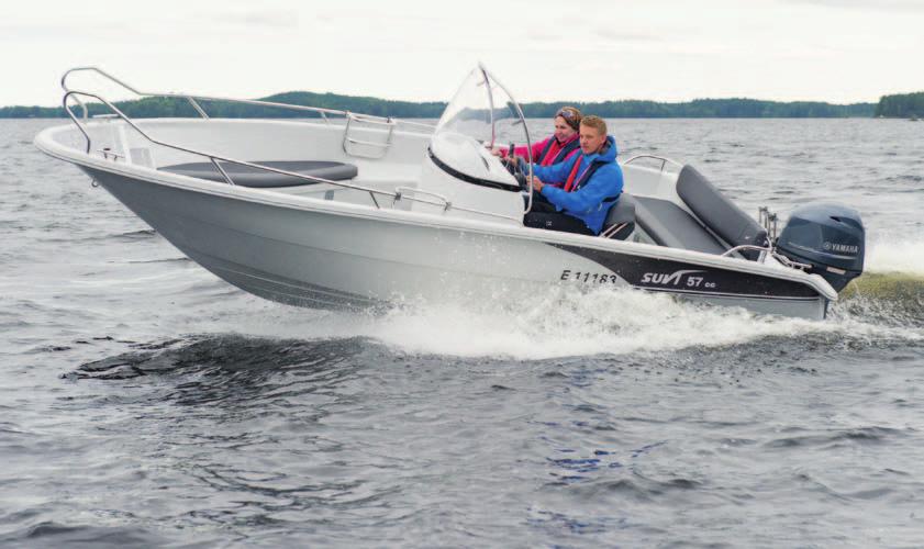 Suvi 57 CC lämpar sig för stugliv, fiske eller som förbindelsebåt även i hårdare väder.