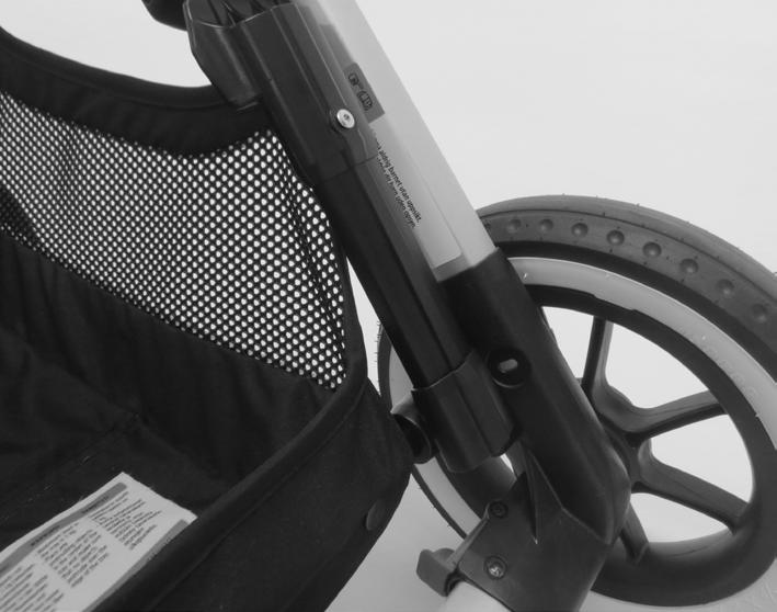 1 Mit dieser Anhebehilfe lässt sich der Kinderwagen leichter über einen Bordstein manövrieren. Befestigen Sie den Curb Lifter an der hinteren Gestellstange.