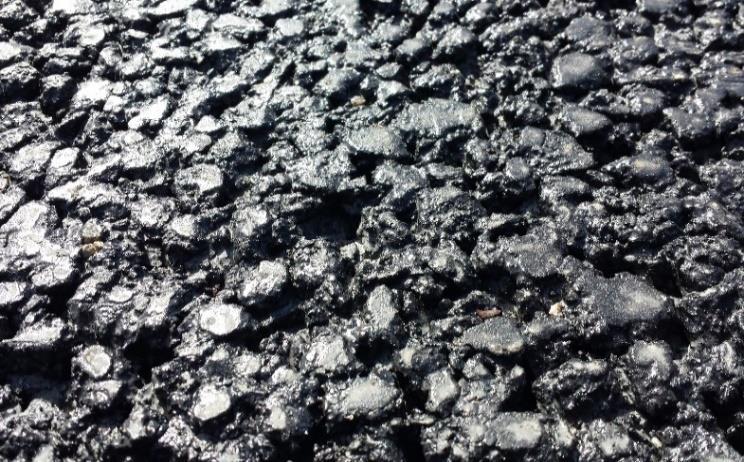 Figur 6. Närbild av en nylagd massabeläggning. Foto: Fernando Cruz del Aguila. Ytskrovligheten hos en ny asfaltbeläggning brukar ha en slät karaktär. Den släta vägytan erhålls efter vältning.