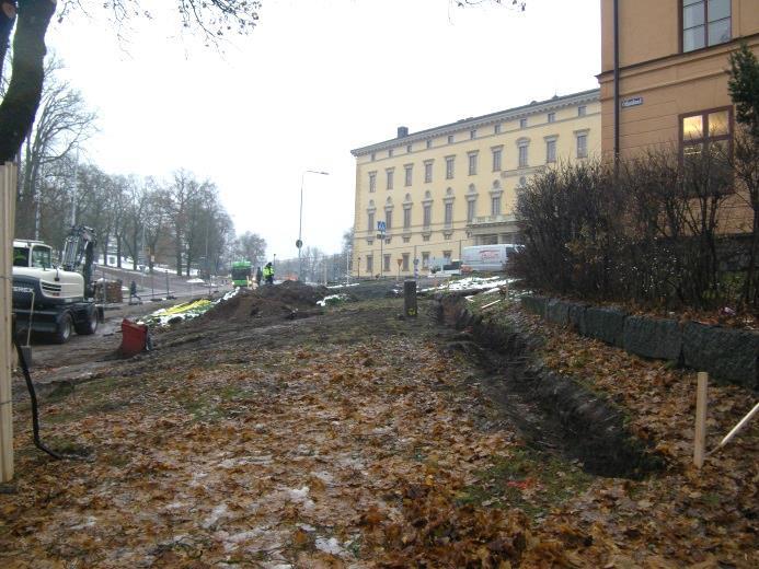 Därunder fanns i de ostörda delarna, ett brungrått, hummöst siltlager med inslag av tegelkross, småsten och träkol.