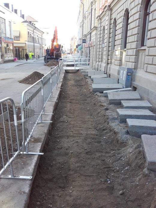 I korsningen Drottninggatan-Nedre Slottsgatan schaktades asfalt, kantsten och bärlager bort inför omläggning av dessa. Foto mot SÖ.