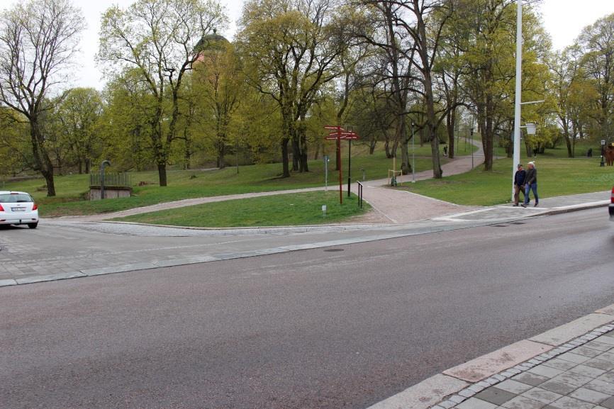 Ingreppen i Slottsbacken utgjordes av en breddning av entrén från Nedre Slottsgatan samt en delvis ny riktning på cykelvägen i områdets östra del där även ett nytt smidesstaket placerades.