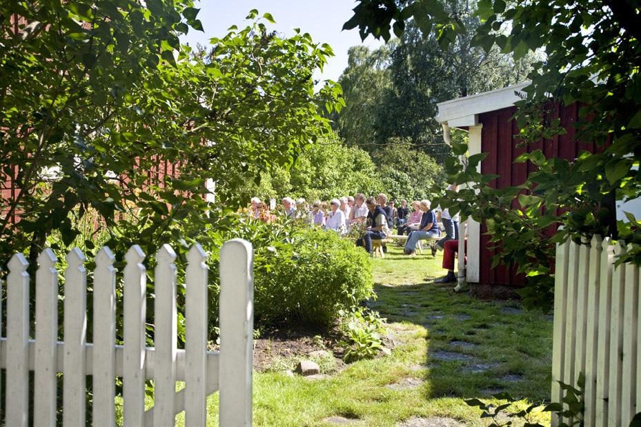 Till Fågelboet, som August kallade sitt barndomshem, hör en välbevarad fin trädgård, perfekt till att leka i! Övrigt att tänka på: klassen delas upp i två grupper.