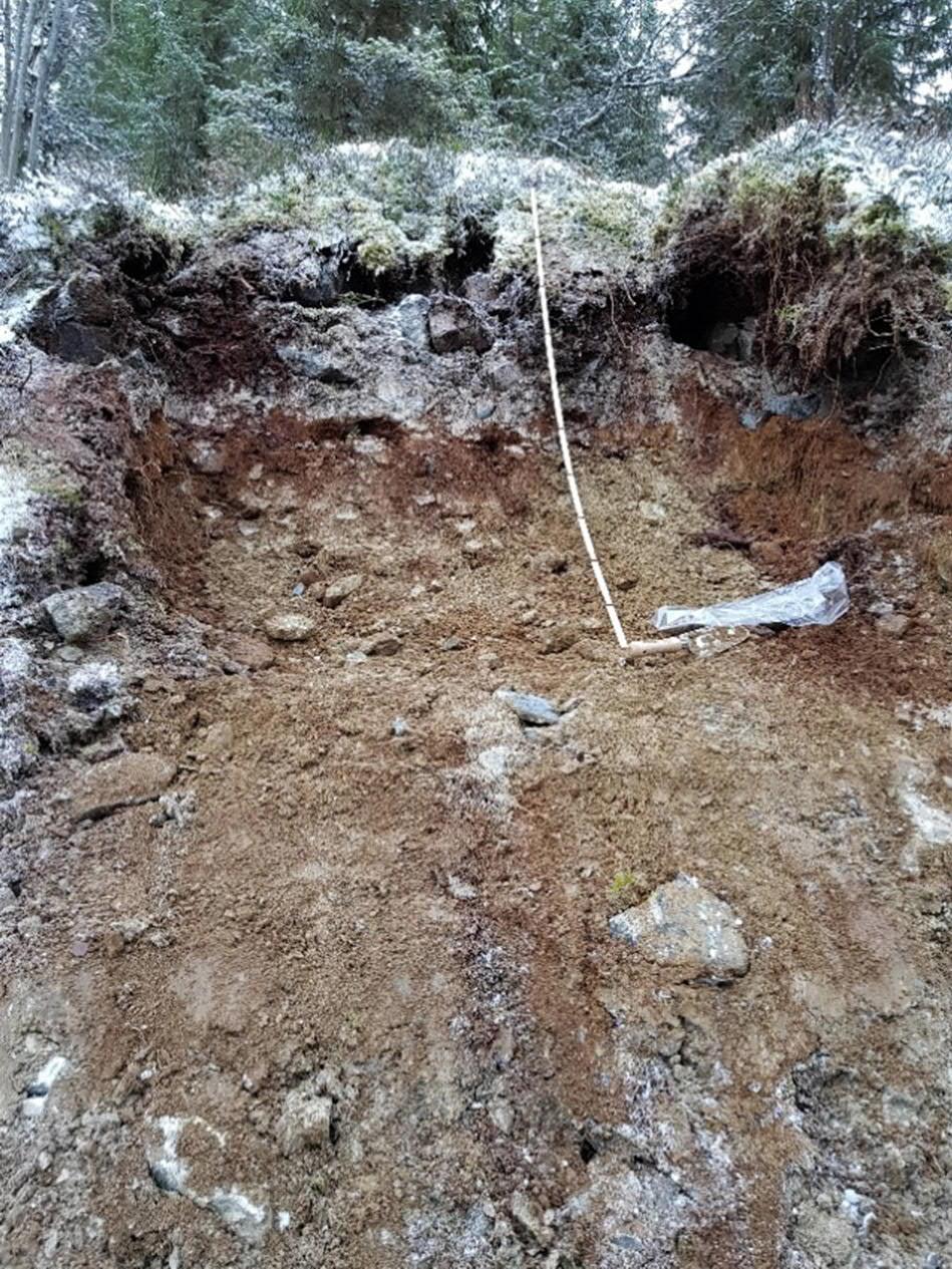 Figur 10. Provgrop 3/Vägskärning. 6 GEOTEKNISKA FÖRHÅLLANDEN Jorden i området bedöms generellt bestå av morän med inslag av grus, sand och silt samt block och sten.
