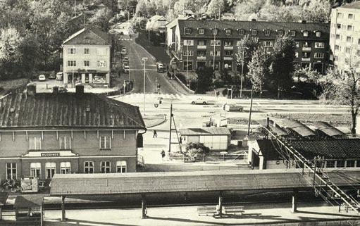 Nästa Huddinge... Foto Stig Almqvist Stationshuset vid Gamla Huddingevägen. Rakt upp Fullerstavägen. Text: Sture Moberg Kommer ni ihåg vårt fina gamla stationshus. En station med själ.
