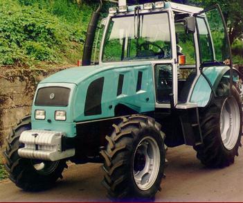 godine sa izloženim modelima savremenih poljoprivrednih traktora Rakovica 65-12BS i Rakovica 75-12BS Figure 1. IMR stand at a fair in Novi Sad in 2003.