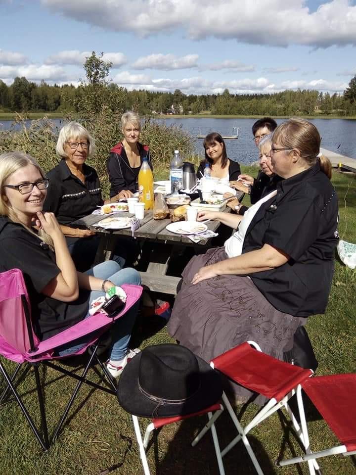 Asfalten var sträv men vi hittade en oljefläck att olja sulorna på.