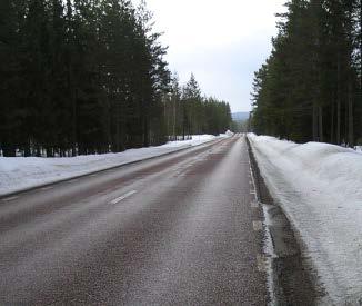 Figur 6-17 Väg 247 en typisk landsbygdsväg som förr hade 90 km/h men idag har 80 km/h. Vägen är 6,5 m bred, har ÅDT ca 800 och hade fram till översynen av hastighetsgränser hade 90 km/h.