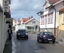 Fler restauranger ges plats för uteservering. Förlägg en kaj mot torget där turbåtar kan hämta upp passagerare.