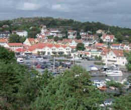 Låt även hamnplanen vara en plats att vistas på! Mål Statushöjning med miljöförbättrande åtgärder för verksamheter och bostäder kring hamnplanen. Strategi Samla verksamheternas entréer kring ett torg.
