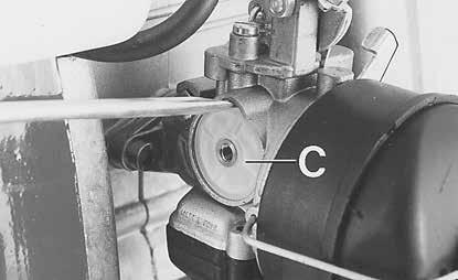 50-51) de schroef (A) losschroeven, het verbindingsstuk (B) weg nemen en het filter (C) naar buiten halen en erop letten het niet te beschadigen.