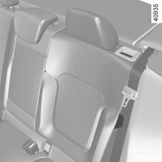 Beroende på bil lägger du bältet i bältesguiden 2 för att undvika att bältet skadas, eller sätter fast det med spännet. Det här förhindrar att bilbältet fastnar när sätet fälls upp igen.