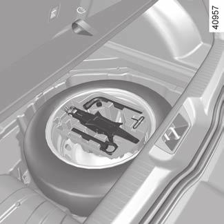 Bil som inte är utrustad med en subwoofer Framtagning av reservhjulet: Öppna bakluckan, lyft upp bagagerumsmattan 1 med hjälp av fliken 2 eller handtaget (beroende på utrustningsnivå) skruva loss