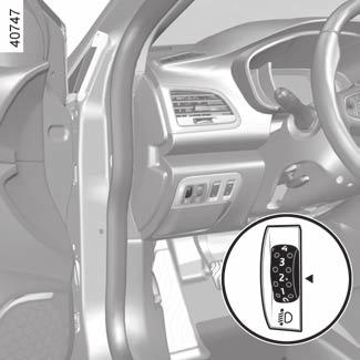 INSTÄLLNING AV STRÅLKASTARNA (1/2) Halogenlampsversioner Exempel på inställningslägen för reglaget A beroende på lastförhållandena 5 dörrar Kombi 4 dörrar A Om bilen har denna utrustning kan du med