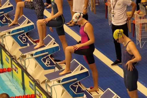 50- och 100 meter ryggsim samt 50 frisim) och Linnéa Englund (50-