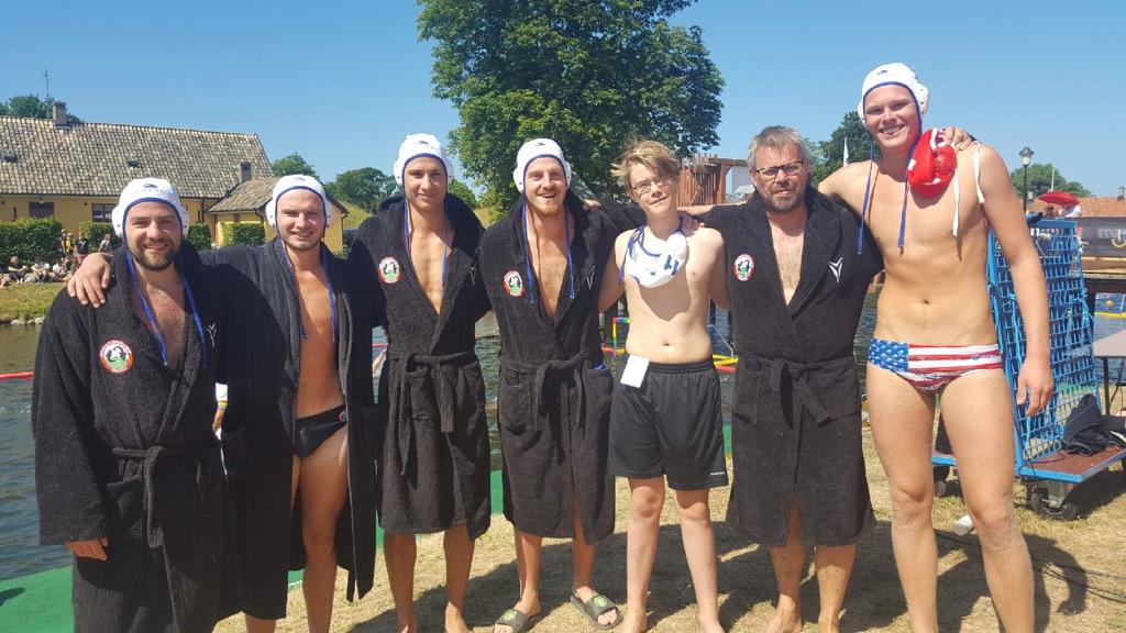 Verksamhetsberättelse Vattenpolo 2018 Herrlaget nådde fram till slutspelet i allsvenskan. Vi kom på andra plats. Vi bestämde oss att inte ställa upp i slutspelet.