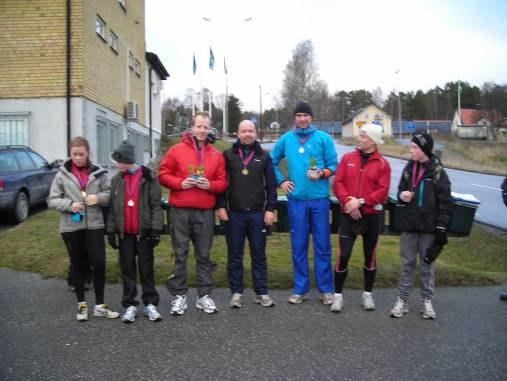 Medaljörerna samlade efter målgång i Snösvängen 2009 På tekniksidan är det full fart mycket ungdomar i olika åldrar som tränar i de många grupperna, och vi har det också för tillfället väl beställt