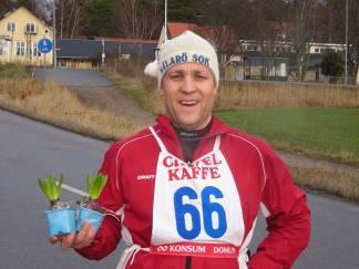 Kent rapporterar om gruppen födda 1998-2000 Äntligen, under detta år har vi kunnat genomföra den mesta av träningen på den nya fina Träkvista idrottsplats!