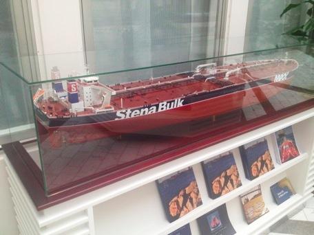 Bild 14. Modell står uppställd precis utanför Stena Bulks kontor För att förstå Stena Bulks verksamhet måste även viss förståelse kring båtar finnas.