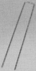 U-krampa, enkel av förzinkad metall Markankare 20 cm lång. 3,1 cm bred, 3mm runda spetsade. Även användbar för annat som att fästa droppslang, stödnät m.m. Brukar kunna användas där jorden är stenig.