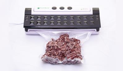 4. Betätigen Sie die Taste Vacuum & Seal. 5. Der Vakuumierer schaltet sich nach dem Vakuumieren und Versiegeln aus. Der Arbeitsschritt dauert ca. 15 Sekunden. 6.