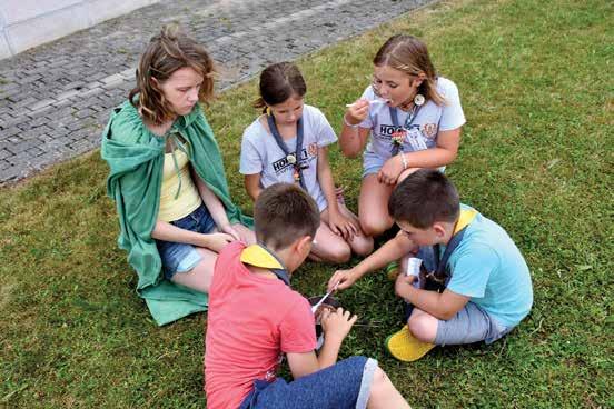14 čiračarabum ČOKOLADAAAAAA! Bližajo se poletni tabori in z njimi zabavni večeri. V našem stegu se zelo radi igramo tole sladkosnedo igro, ki polepša vsak večer.