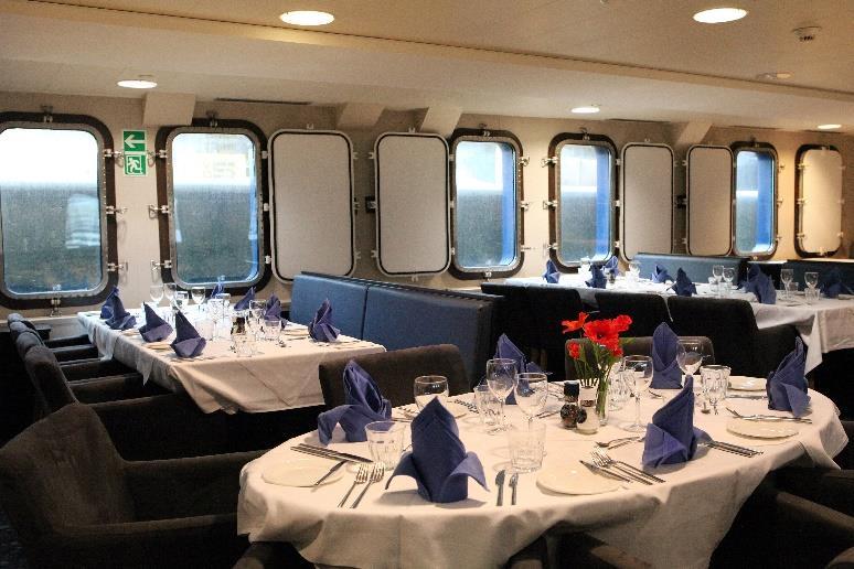 Ombord på m/v Plancius Vår ljusa, rymliga mat- och