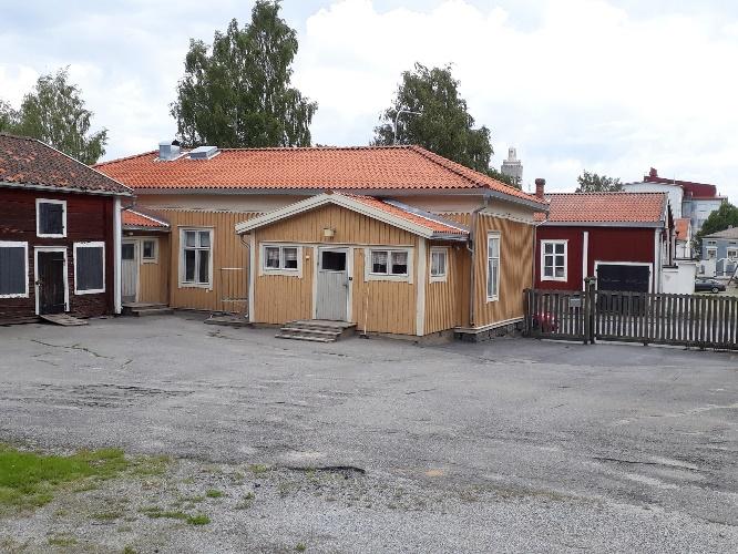 Huvudbyggnaden hade 10 rum, 2 tamburer, 1 förstuga och 1 kök. Gårdsbyggnaden, eller drängstugan bestod av bryggstuga, bagarstuga, mangelkammare och badstuga.