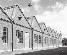 Originalfönster finns kvar bl a på hörnet mot Hornsgatan, i bottenvåningen längs Artillerigatan och mot gården. A-fabriken (1). Huvudfasaden och hörnet mot Hornsgatan. Kontor (3).