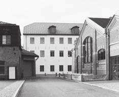 På 1960-talet avvecklades Gamlestadens fabriker i tre etapper och därefter har några av byggnaderna rivits, bl a ett av väverierna som låg mitt i området.