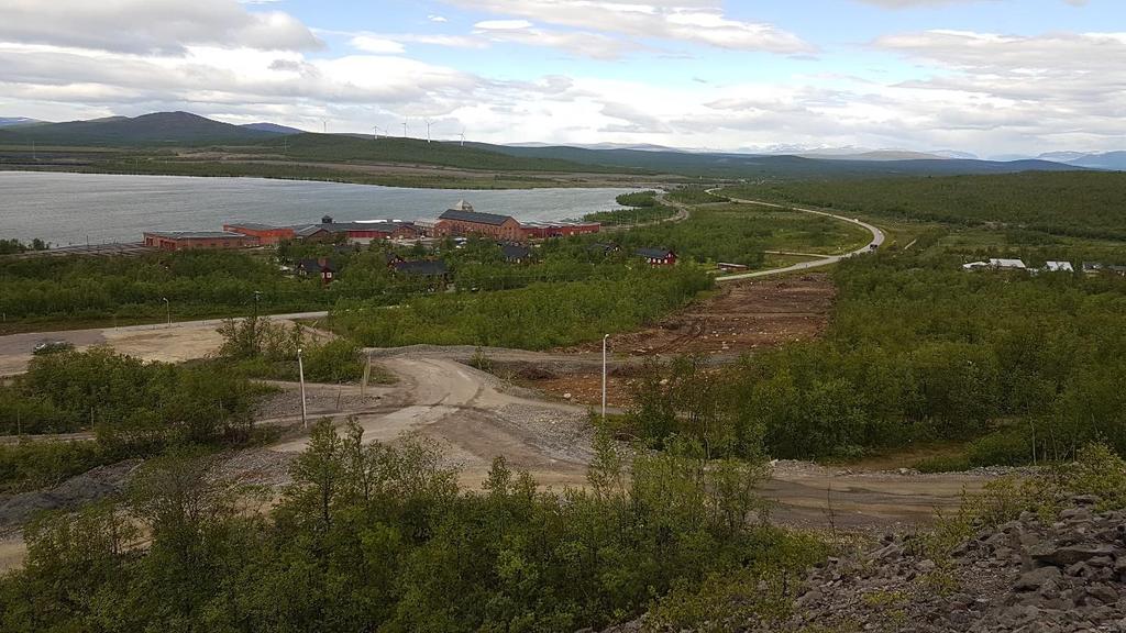 Från området går flera mindre vägar och stigar både runt berget och upp till Luossavaaras topp.