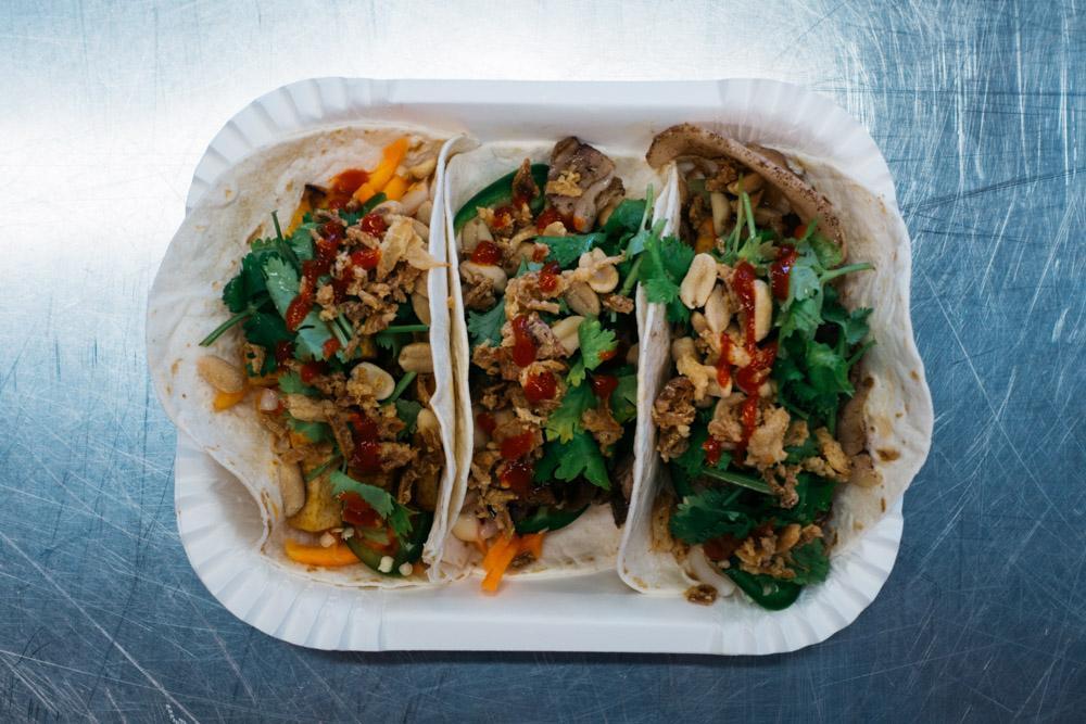VIET TACOS Små mjuka tacos med vietnamesiskt innehåll - pikant majonnäs, pickles och ditt val av fyllning.
