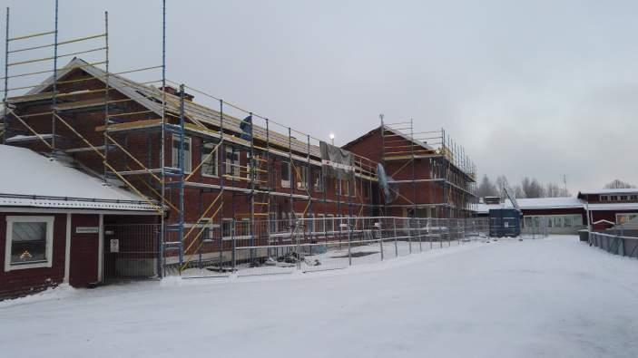 Arbetet med att renovera och byta tak på Frostviksskolan pågår