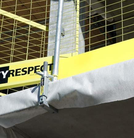 Därefter monteras Stolpe 1,3 m tillsammans med Räckesnät 2,6, alternativt Räckesnät 1,3 eller Räckesnät 1,95 för att anpassa fallskyddet efter balkongens mått.