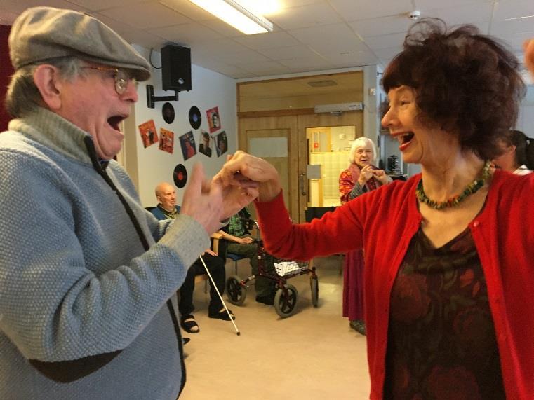 Sid 4 (9) Vi dansade även in mars månad tillsammans med Fridhemmet. Som vanligt högt i tak och välbesökt. Fernando, hela husets kavaljer, hade fullt upp.