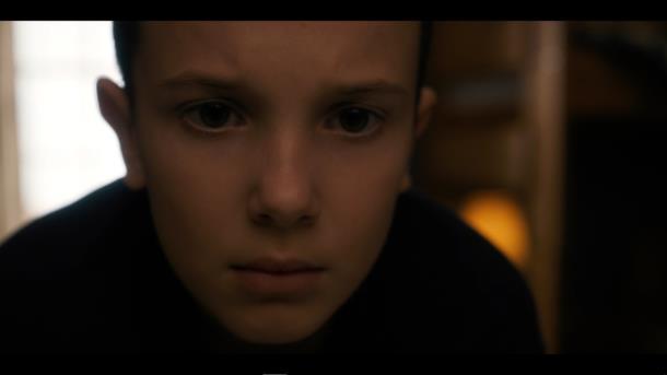 När Eleven ser en gruppbild på de tre pojkarna tillsammans med Will som är försvunnen stelnar hon till och pekar på Will, den försvunne pojken.