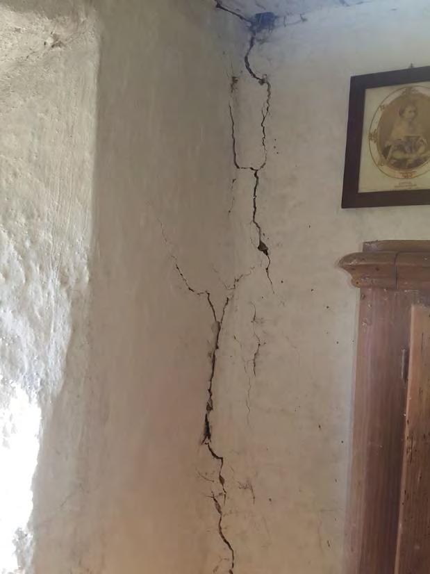 Sättningssprickorna i stugans hörn lagades, här ses det sydvästra invid skåpet. Bostadsdelens väggar är tjockare än uthusdelens då de har innermurar av lersten. Foto t h Henrik Nilsson (H. N. Byggnadsvård).