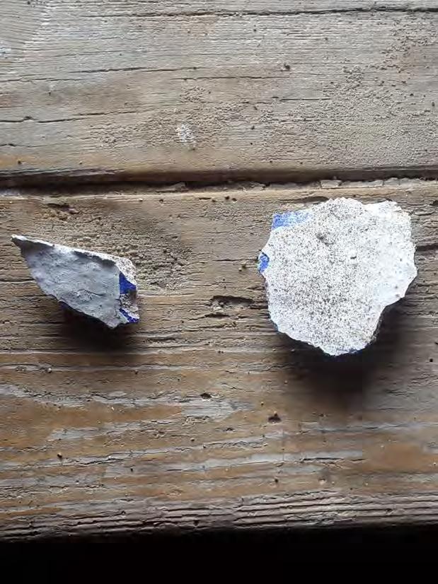 Vid putslagningen i stugan upptäcktes att den en gång varit dekorerad med en smal ultramarinblå bård längs taket. På väggen mot förstugan har takbrädan spår av att ha varit avfärgad i blått.