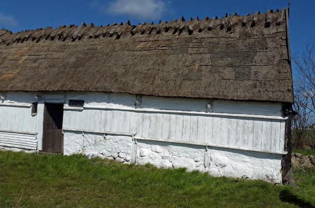 , östra delen av den södra fasaden, april 2017. 6 Byggnadshistorik med relevans för ärendet, även kallad Örumsgården, som uppfördes under tidigt 1800-tal var ett så kallat husmanshus.