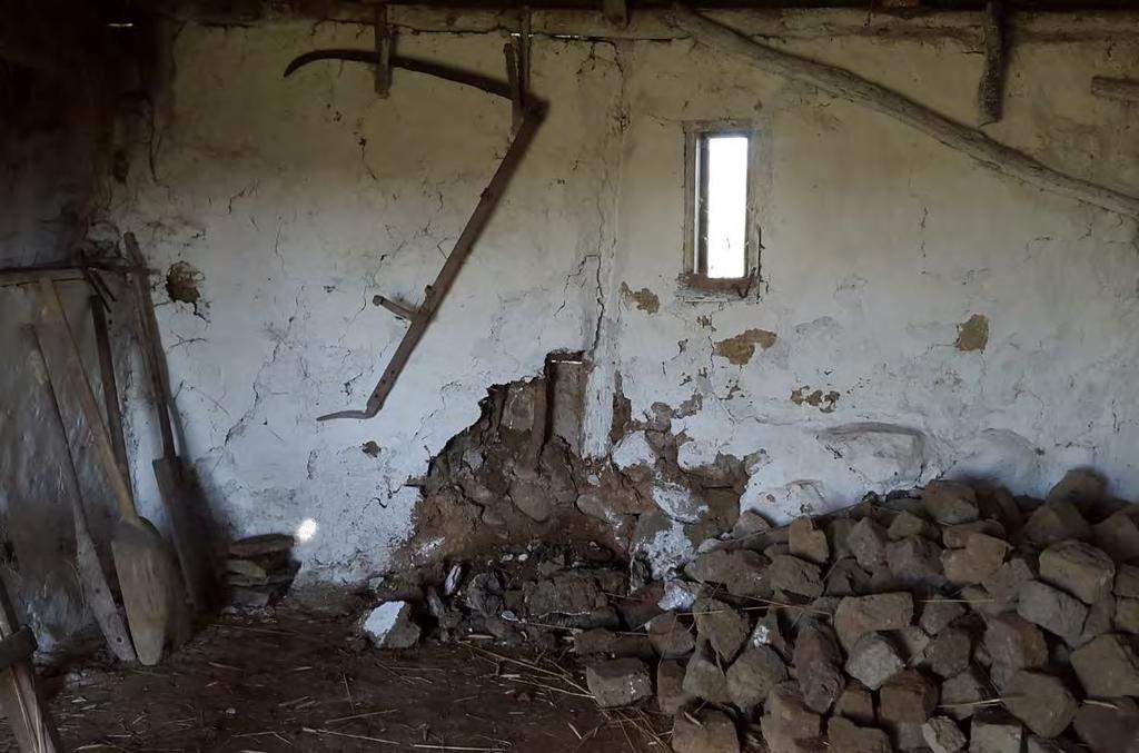 Väggen i logen hade under vintern skadats på grund av att den utvändiga cementputsen förhindrat fuktvandring.