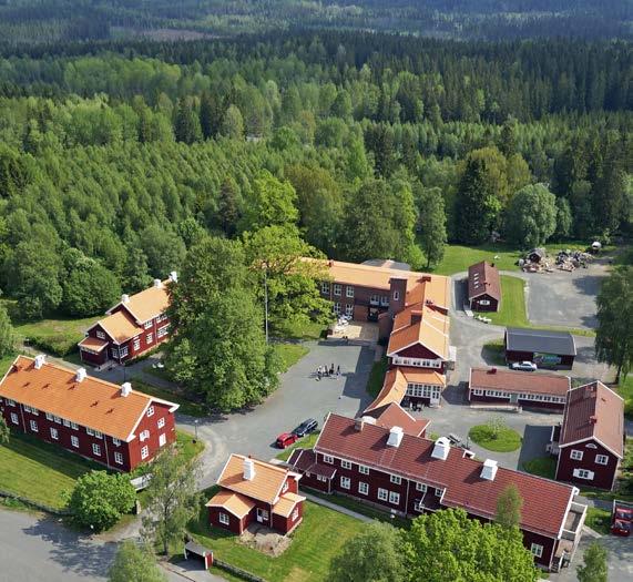 skolan Sörängens folkhögskola ligger i Nässjö på Småländska höglandet. Platsen är vacker och inspirerande med små röda stugor nära till naturen. Nässjö är en järnvägsknut, det tar ca 2.
