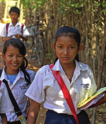 Trots att det finns statliga skolor i Kambodja så måste föräldrarna själva ofta betala för skolmaterial och uniformer.