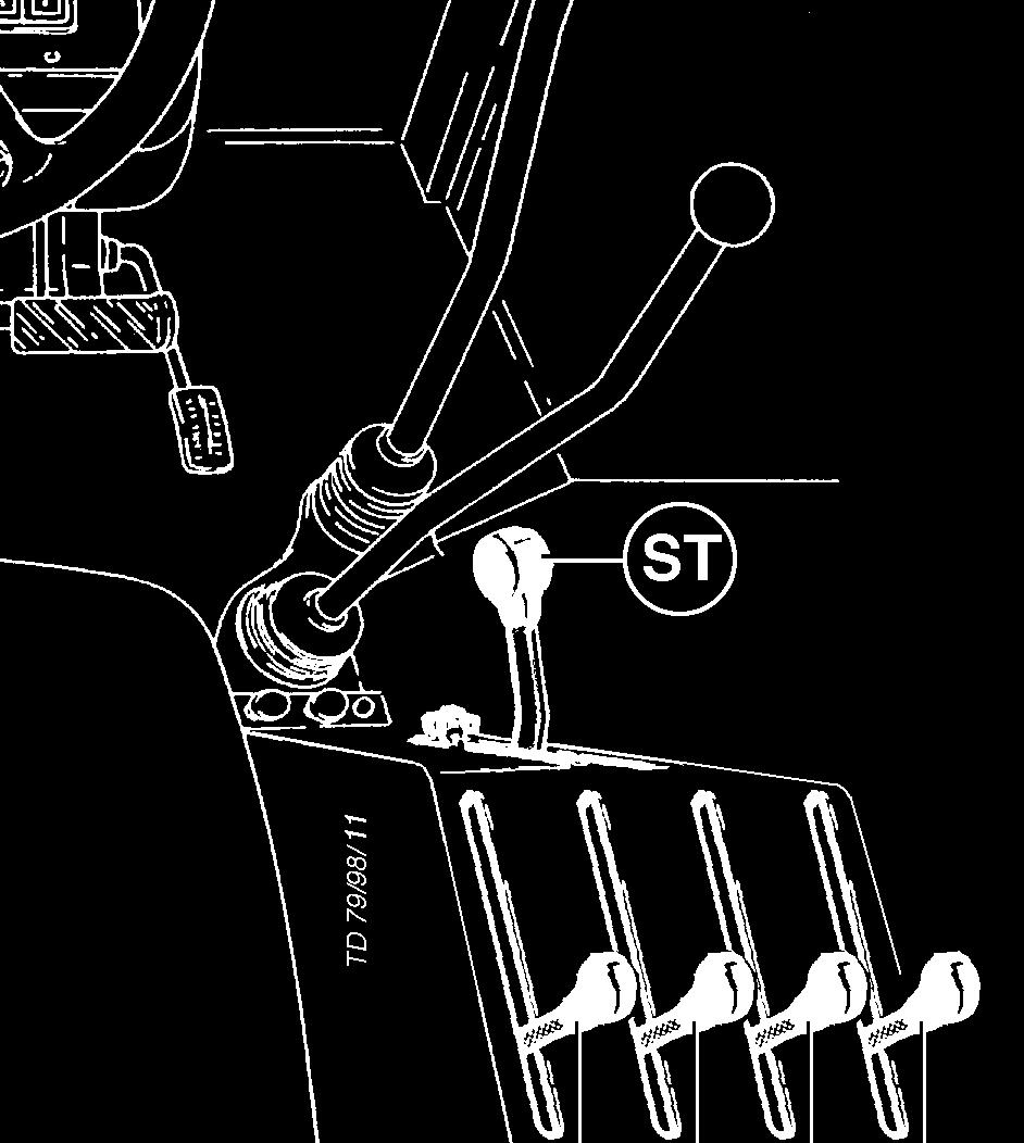 - Fixera hydrauliska undre styrarm så, att maskinen inte kan svänga ut åt sidan Inställning av övre styrarmens