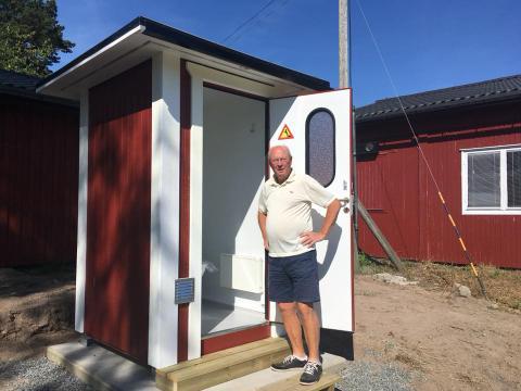 Självgående bollplockare och klippare I mitten på maj kom företaget Tidab och installerade den självgående bollplockaren och gräsklipparen som vi köpt till rangen.