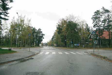 Hangon liikenneturvallisuussuunnitelma 2008 Hangö trafiksäkerhetsplan 2008 69 Liittymän etuajosuhteiden muuttaminen vaatii aina tiedotusta sekä selkeitä ajorata- ja liikennemerkkijärjestelyjä.