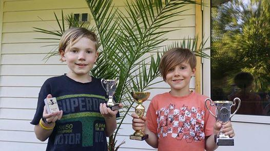 Bilden: Hannes (tv) och Jonatan med sina priser. Foto: Annika Göök. Skol-SM I oktober spelades Skol-SM i Lidköping och flera av Örgrytes spelare deltog Nedan följer resultaten: Klass A (17-20 år): 6.